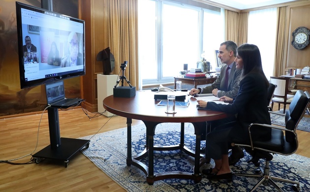 Don Felipe y Doña Letizia en el transcurso de su videoconferencia con Projecte Home Balears